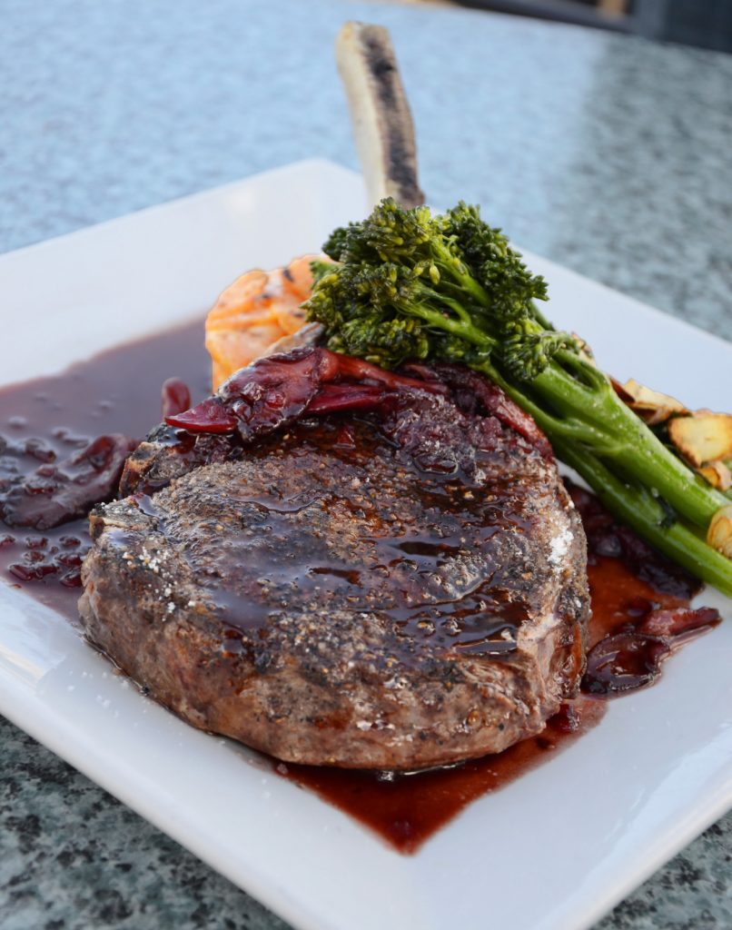 assiette avec un steak, brocoli et une sauce