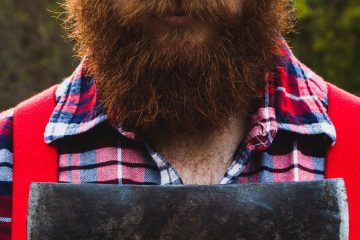 Bucheron avec une grosse barbe qui tient une hache